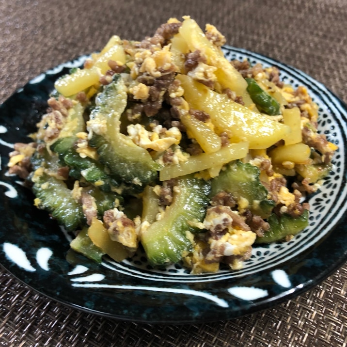 細切りじゃがいもとひき肉で簡単❤️ゴーヤの炒め物